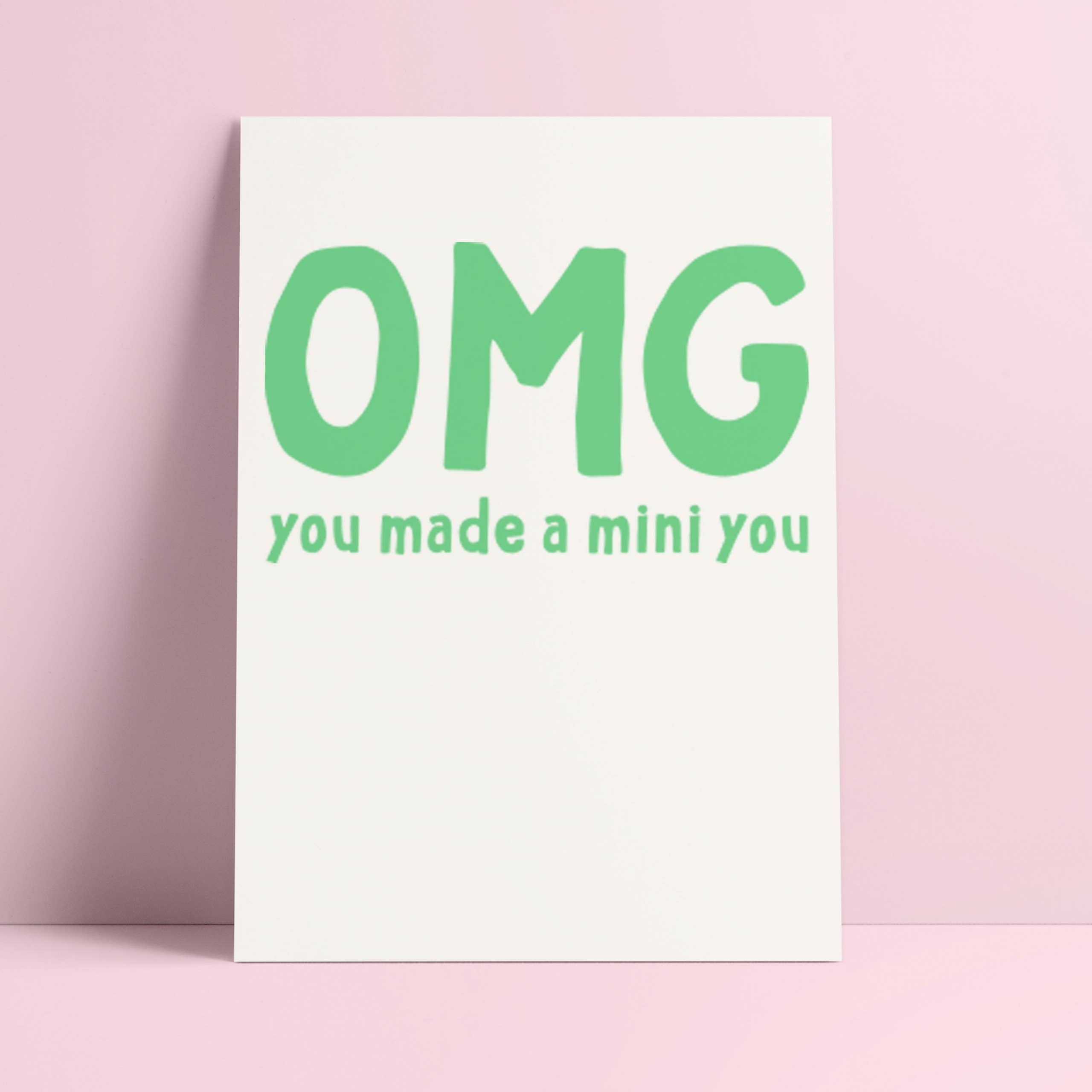 Carte postale verte « OMG you made a mini you »