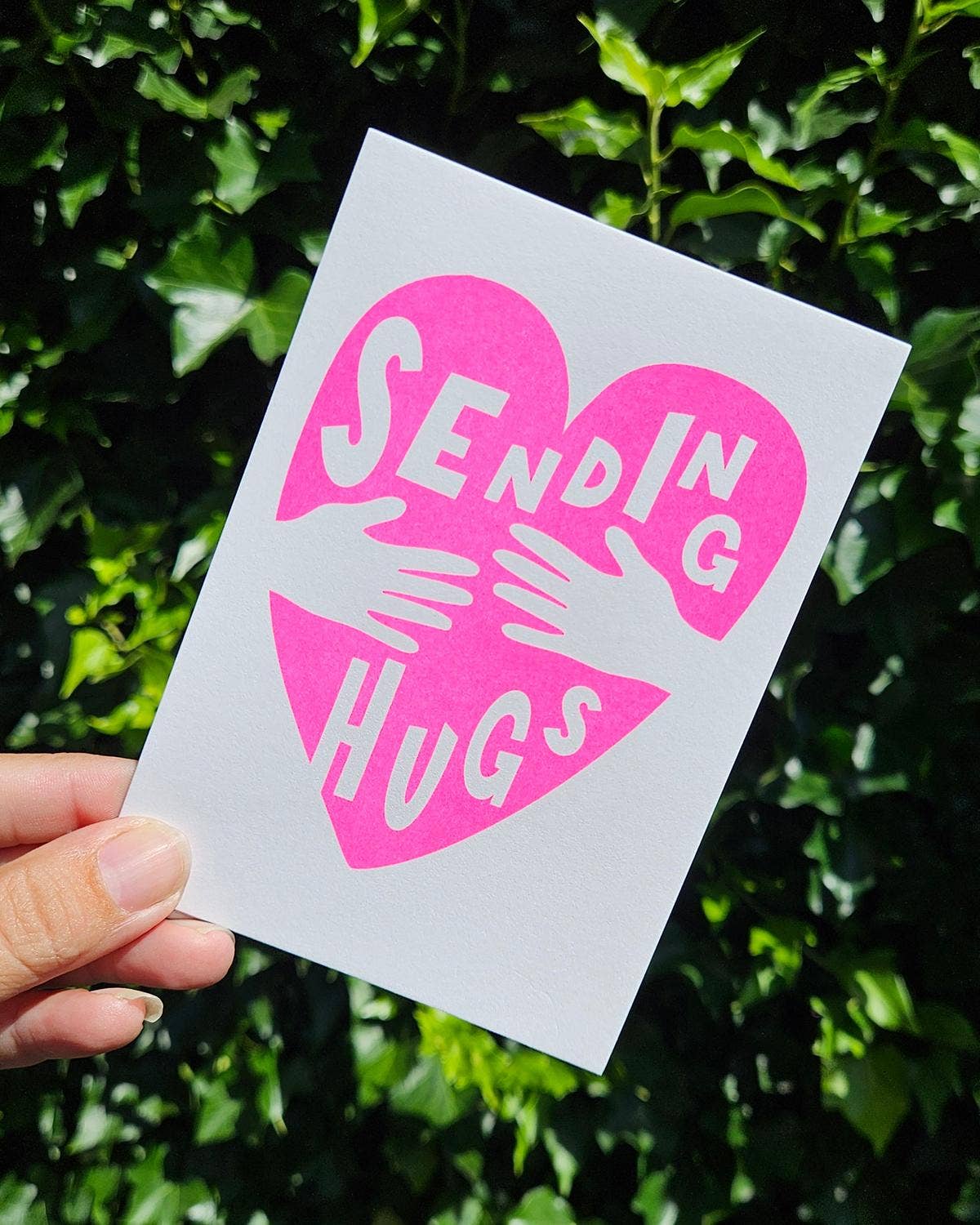 Impression Riso « SENDING HUGS » – Une étreinte chaleureuse à envoyer