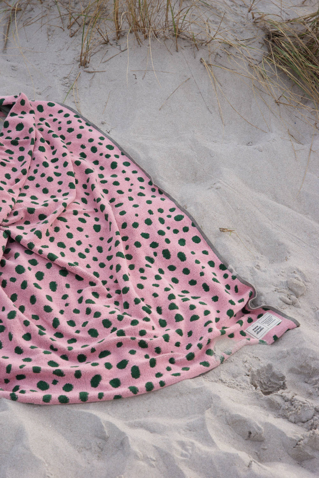 Serviette de plage à motifs galets rose et vert