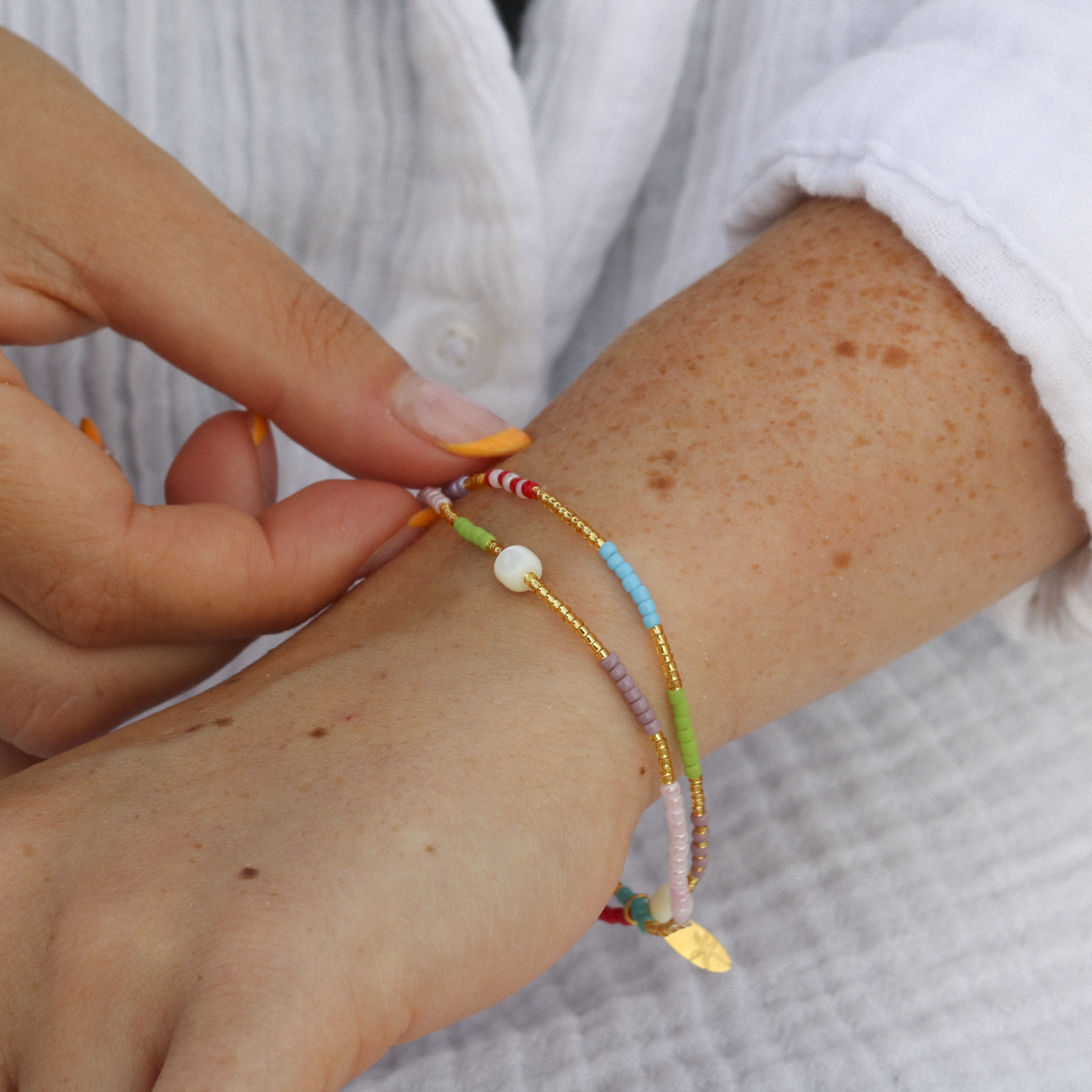 Collection de bracelets en perles colorées « Heure dorée »: Blanc & Or