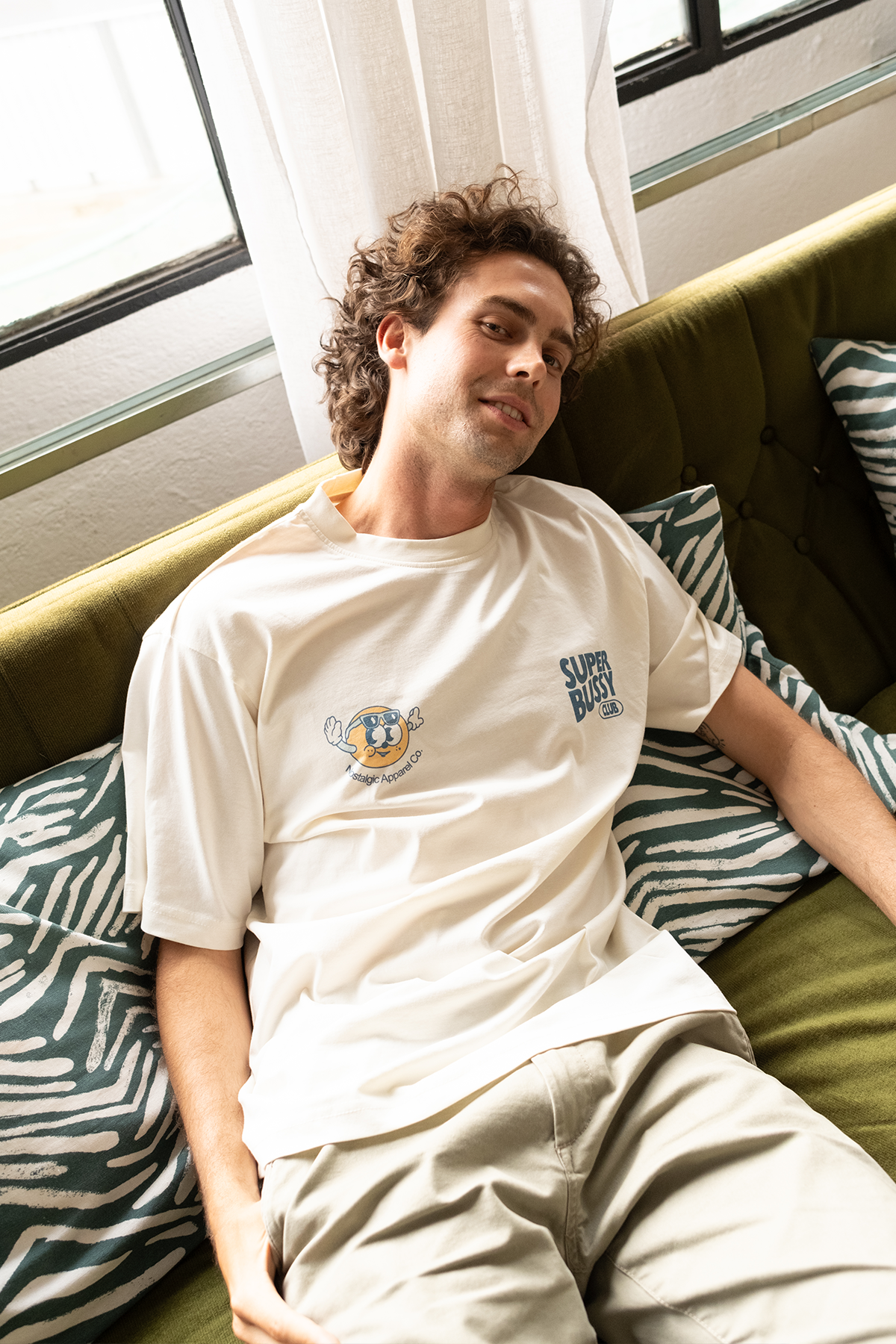 T-shirt unisexe blanc cassé « Super Bussy Club » | S / Oversize