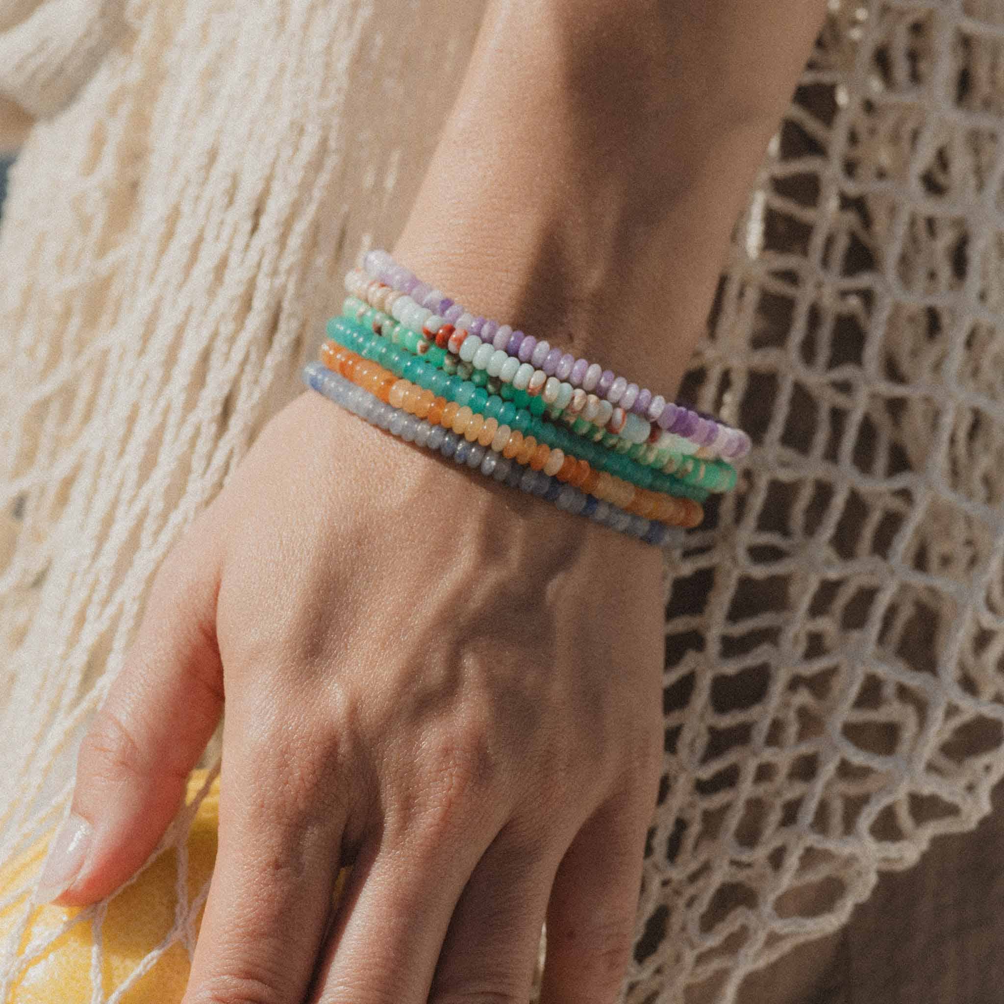 Bracelet élastiqué Pohaku en pierres précieuses: Agalmatolite
