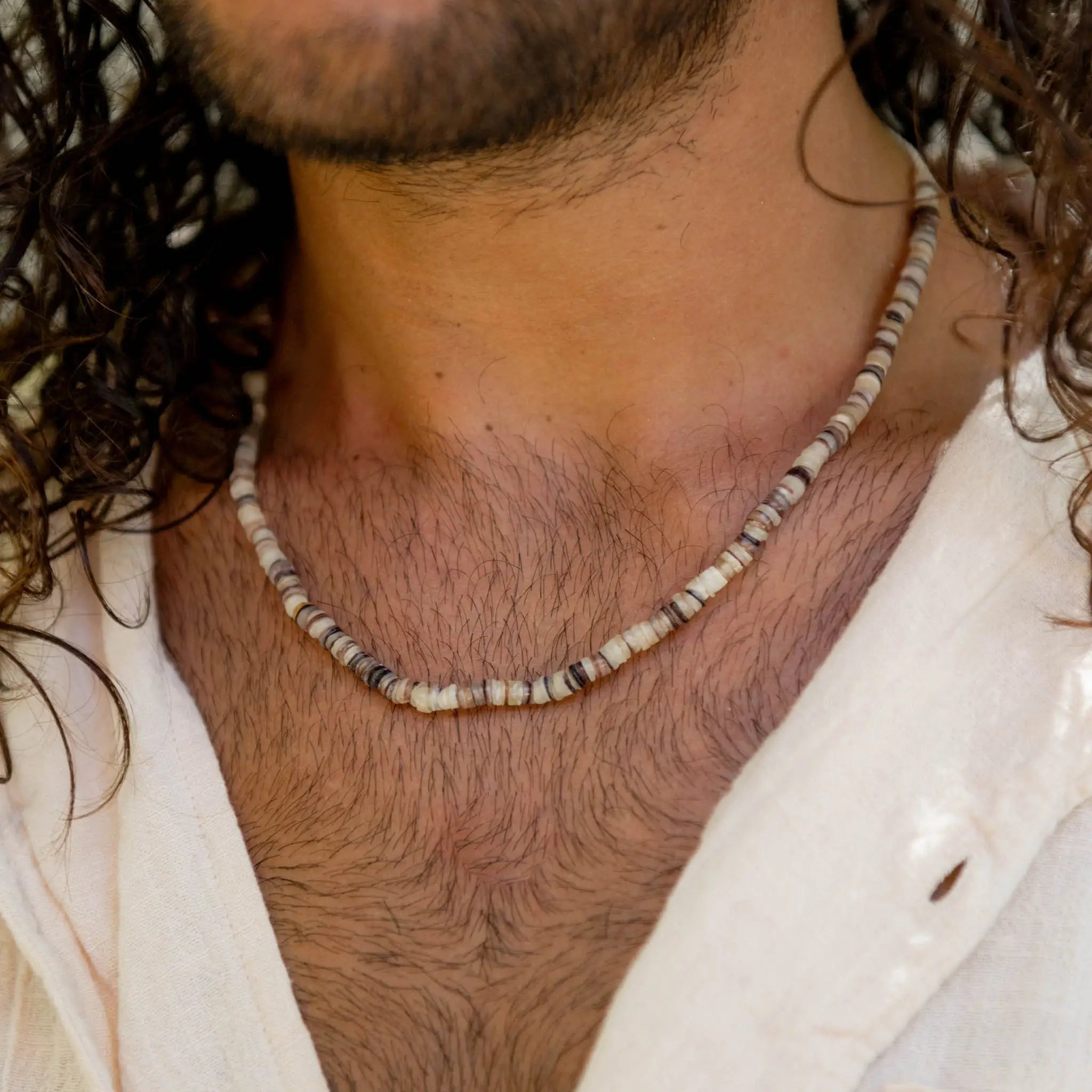 Collier perlé naturel Pakui, ras-de-cou surf pour hommes: Marron Clair