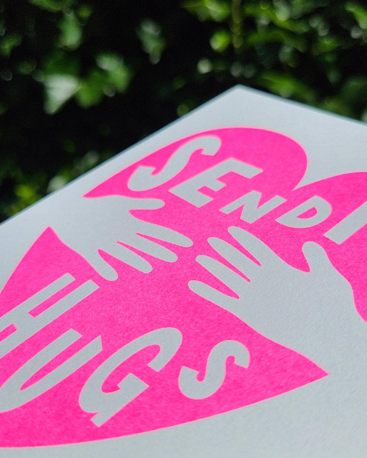 Impression Riso « SENDING HUGS » – Une étreinte chaleureuse à envoyer