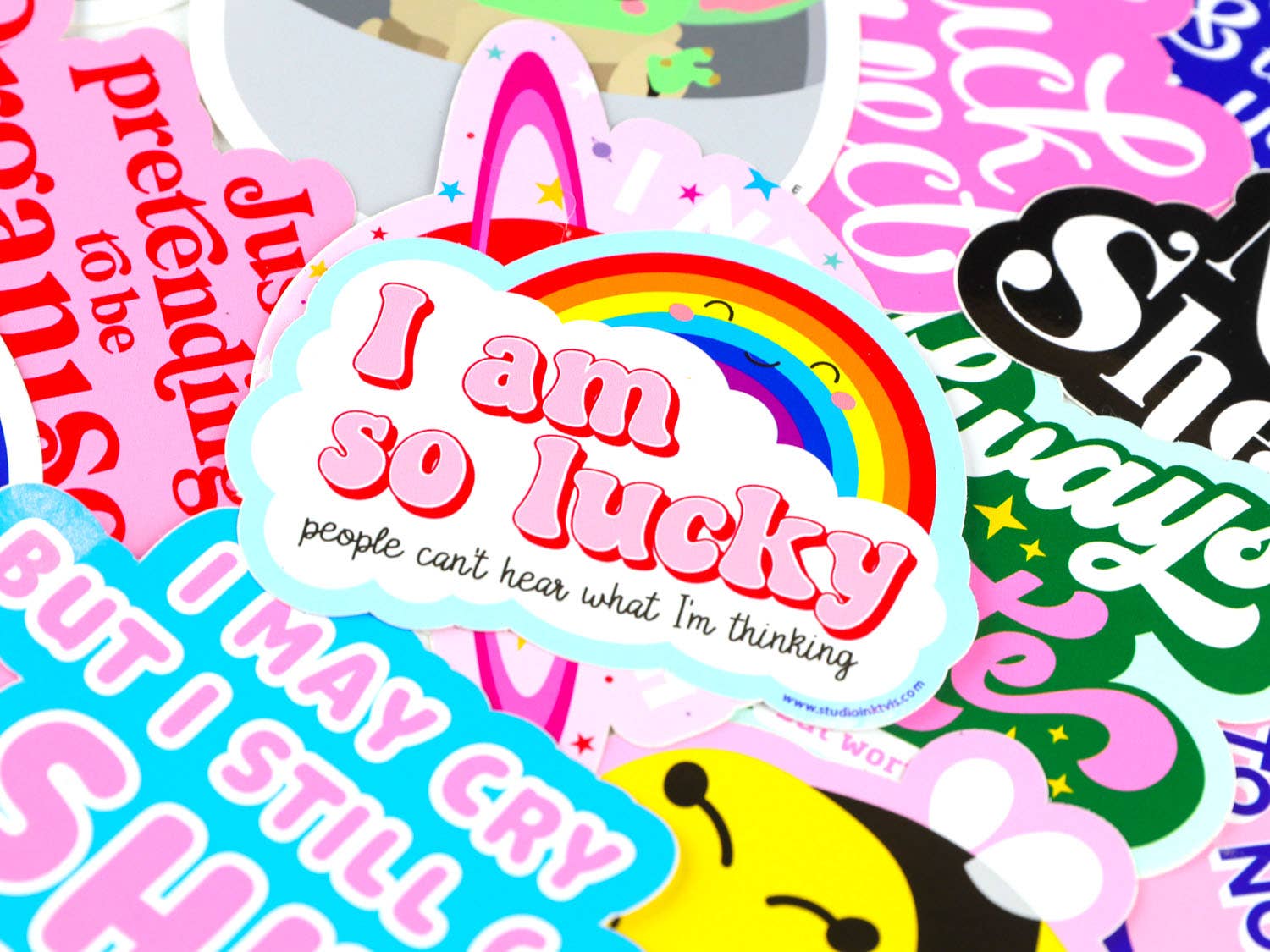 Autocollant « I am so lucky » avec arc-en-ciel et nuages