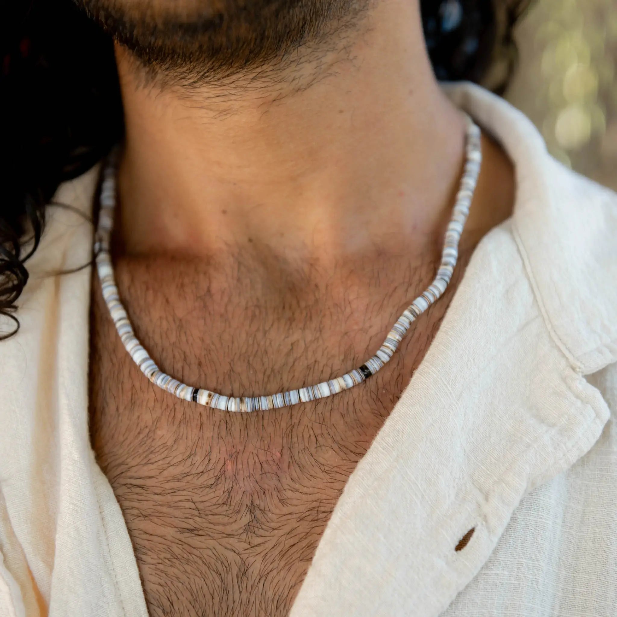 Collier perlé naturel Pakui, ras-de-cou surf pour hommes: Marron Clair