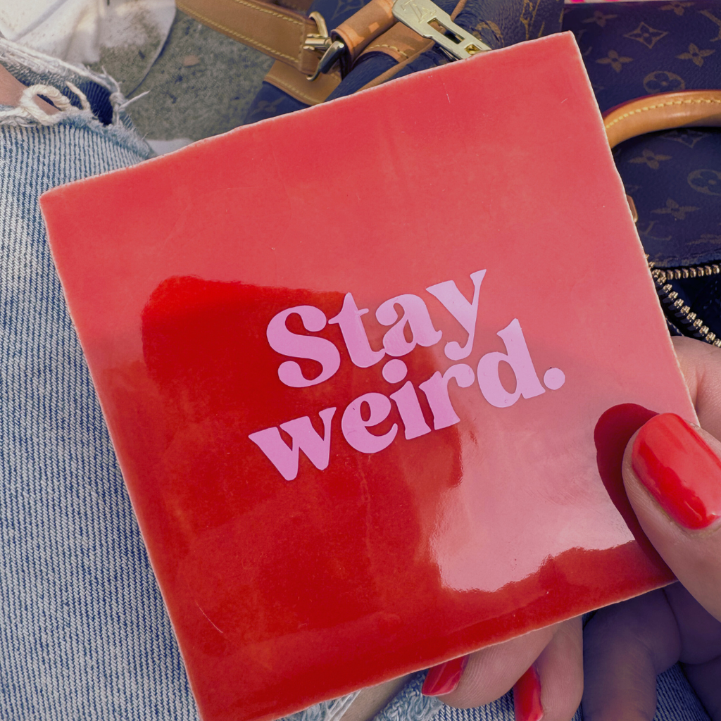 Carreau signature « Stay weird » en forme de main