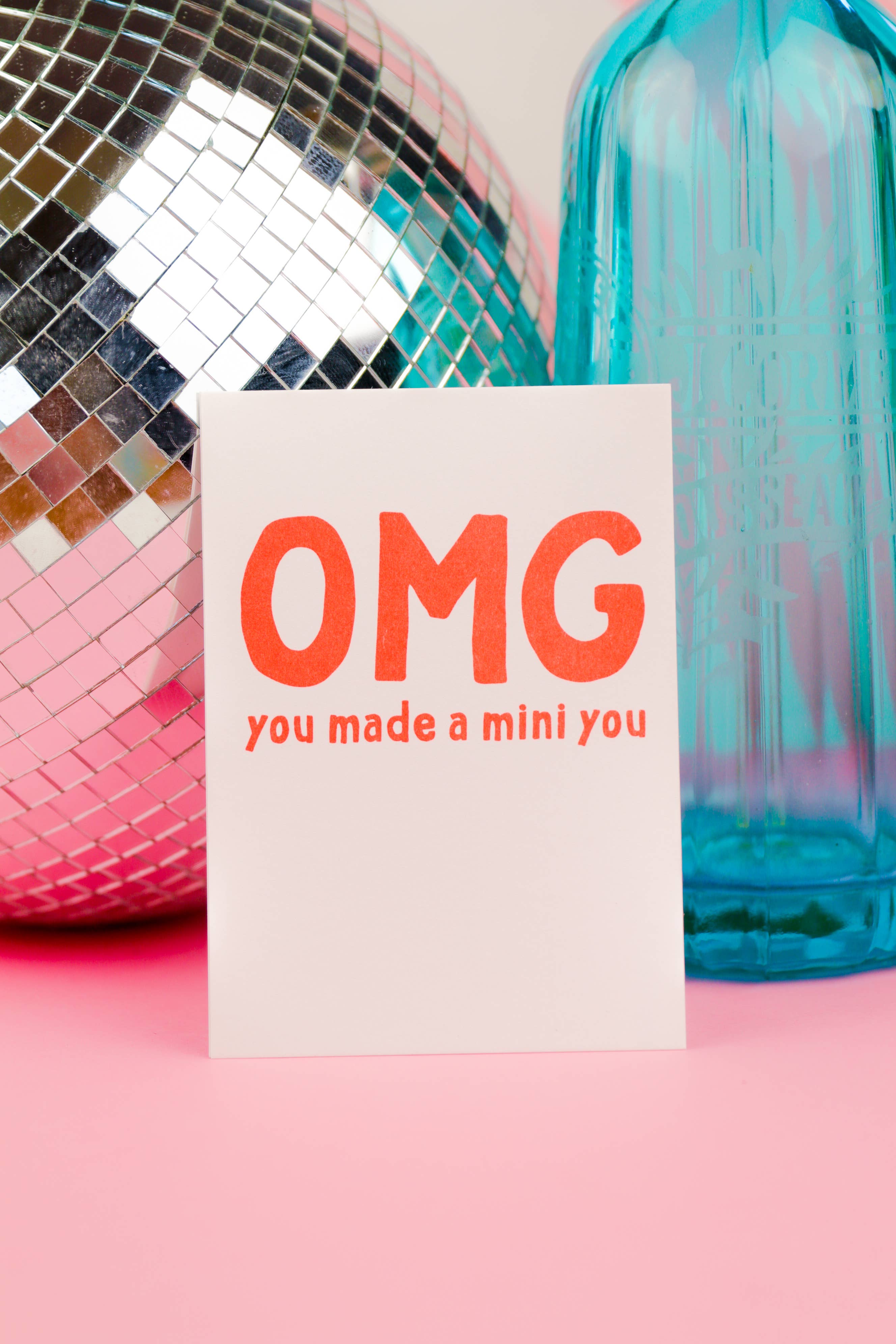 Carte postale néon orange « OMG you made a mini you »