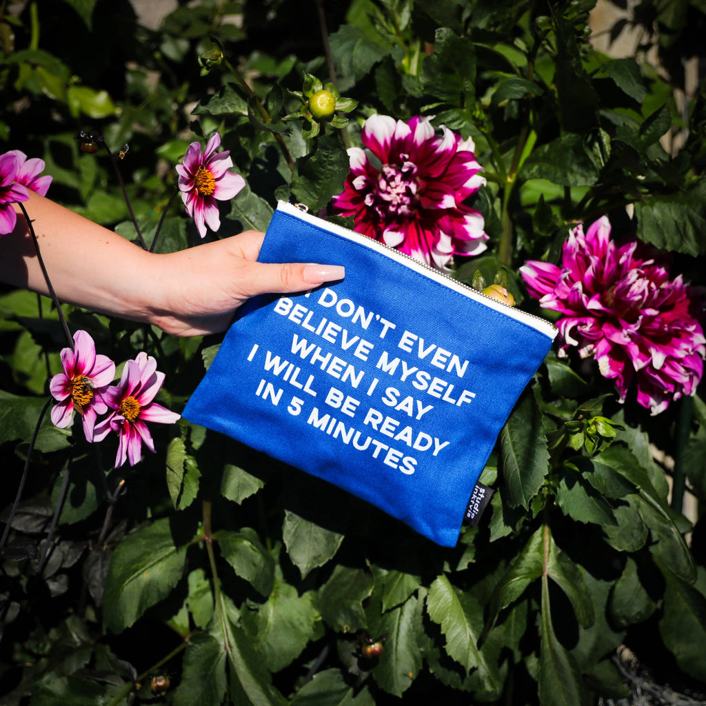 Trousse à maquillage bleue « I don't even believe »
