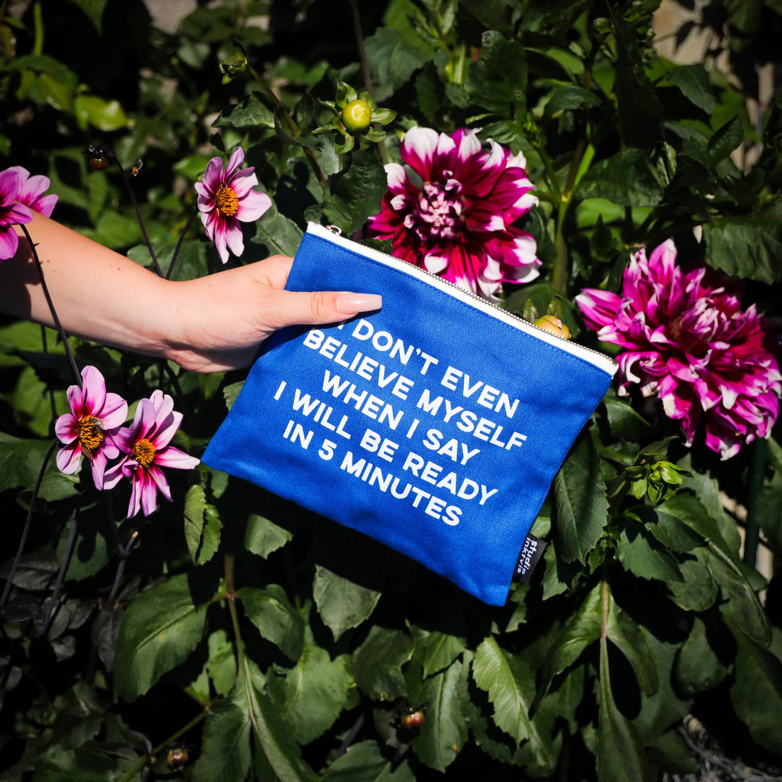 Trousse à maquillage bleue « I don't even believe »