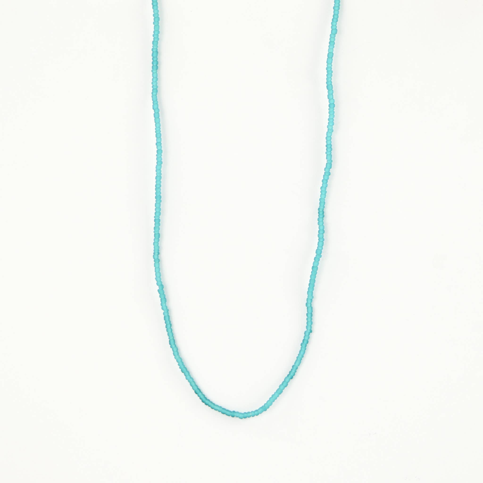 Ka'anapali — collier perlé en verre dépoli, ras-du-cou réglable: Bleu Clair