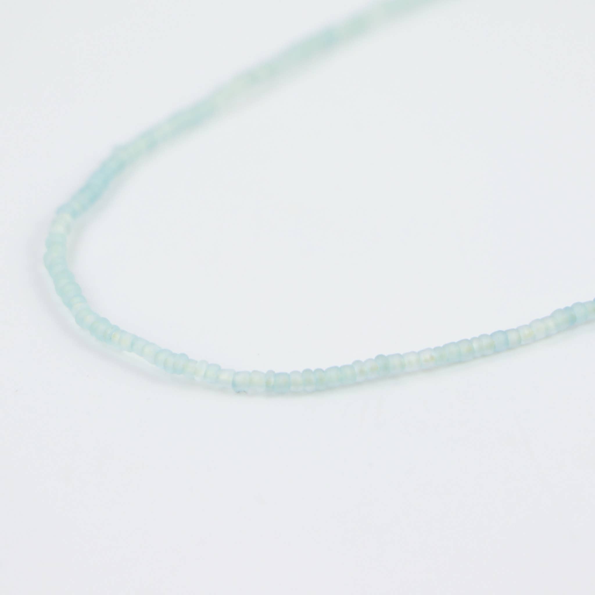 Ka'anapali — collier perlé en verre dépoli, ras-du-cou réglable: Bleu