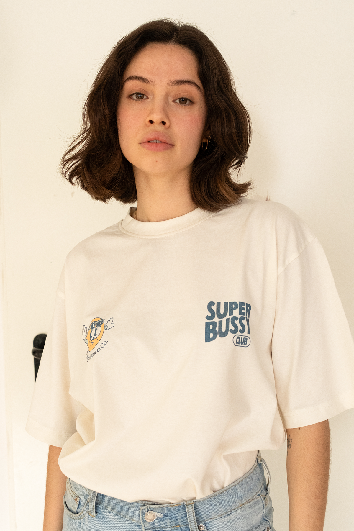 T-shirt unisexe blanc cassé « Super Bussy Club » | L / Oversize