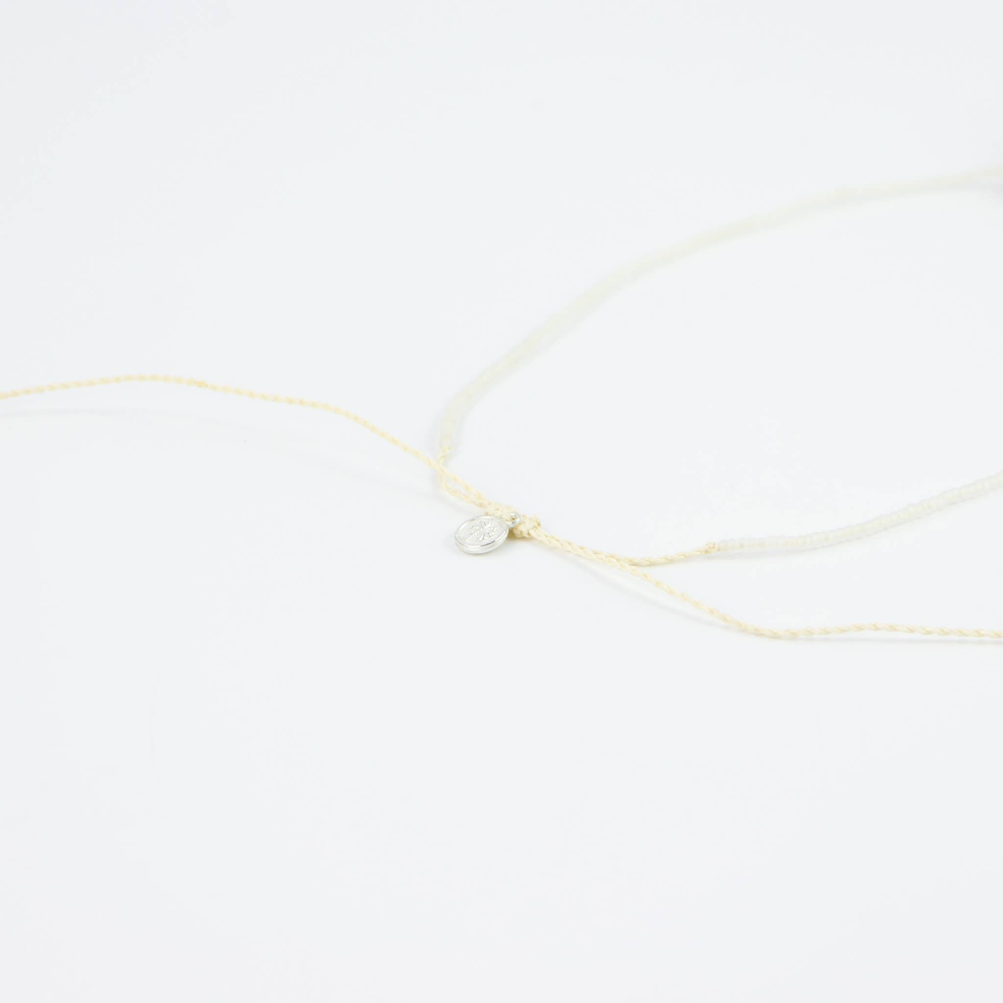 Ka'anapali — collier perlé en verre dépoli, ras-du-cou réglable: Bleu Clair