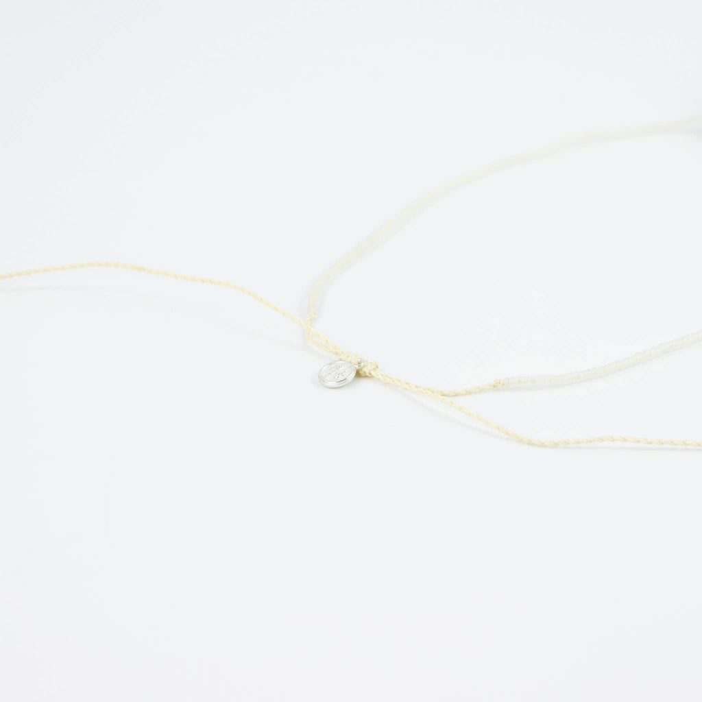 Ka'anapali — collier perlé en verre dépoli, ras-du-cou réglable: Bleu
