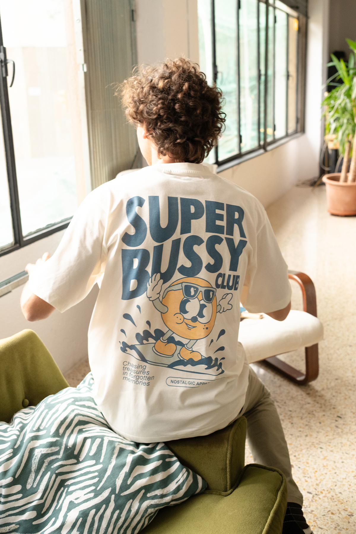 T-shirt unisexe blanc cassé « Super Bussy Club » | L / Oversize