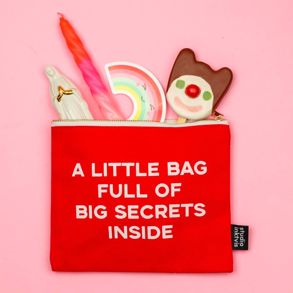 Trousse maquillage rouge « A LITTLE BAG FULL OF BIG SECRETS »