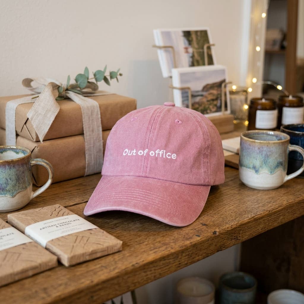 Casquette rose brodée « Hors du bureau »: Black/Gray